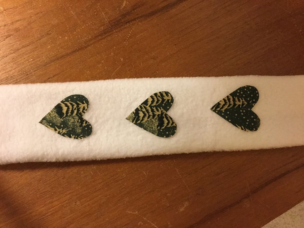 L\u00e4gg ut din dekoration p\u00e5 pannbandet. Stryk fast och sy fast med zickzack.