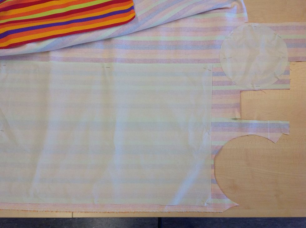 L\u00e4gg ut dina m\u00f6nsterdelar tr\u00e5drakt p\u00e5 baksidan av tyget och n\u00e5la fast. Klipp ut.