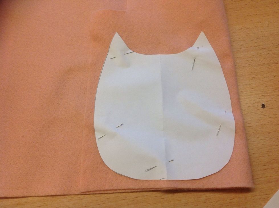 L\u00e4gg ut ditt m\u00f6nster i kanten och n\u00e5la fast. Rita runt kanten.