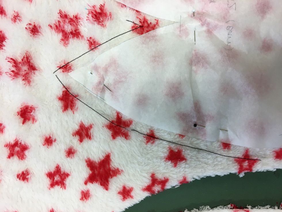 L\u00e4gg ut m\u00f6nstret p\u00e5 avigsidan av tyget. N\u00e5la. VISA! Markera s\u00f6msm\u00e5nen p\u00e5 1 cm. VISA! Klipp ut.