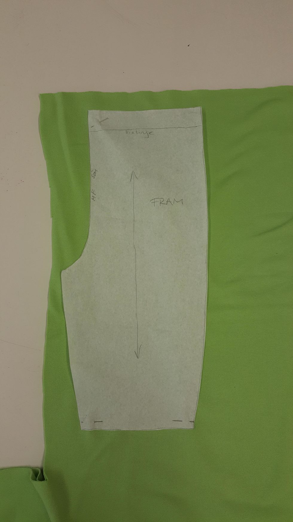 L\u00e4gg ut m\u00f6nstret p\u00e5 dubbelt tyg. Kontrollera tr\u00e5draken. N\u00e5la fast med 4-5 knappn\u00e5lar.