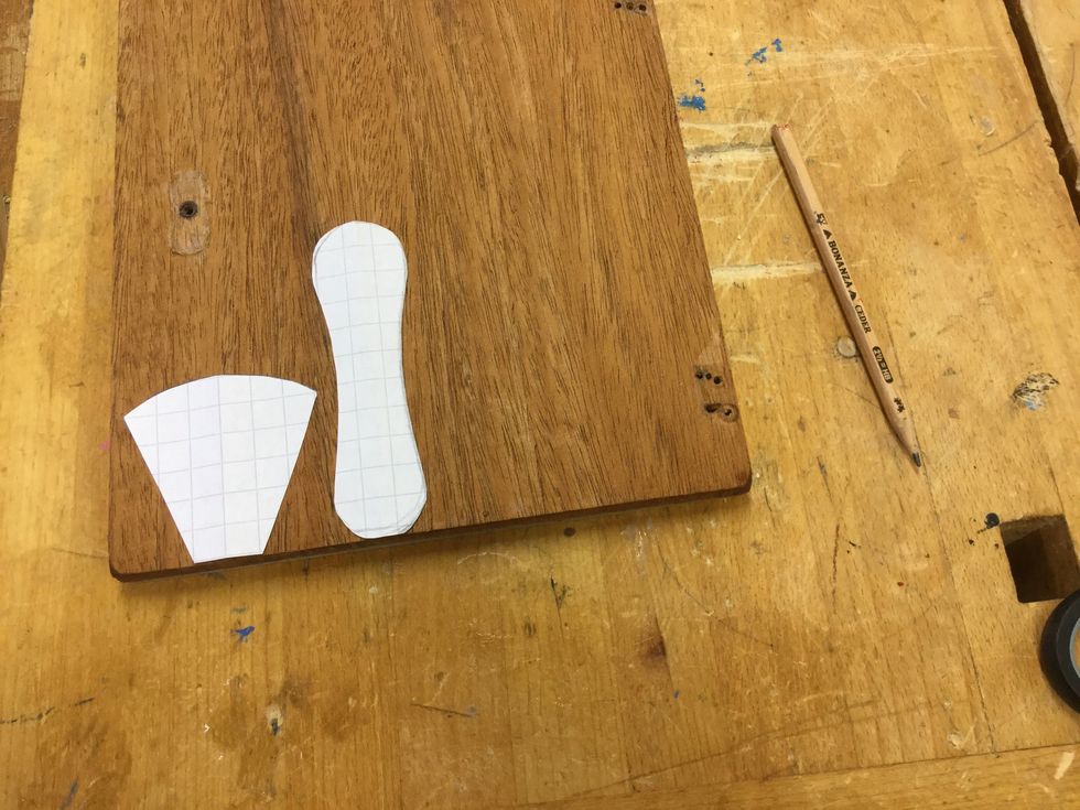 L\u00e4gg ut mallarna p\u00e5 en bit tr\u00e4 och rita av. Jag valde en bit mahogny fr\u00e5n spillhyllan.