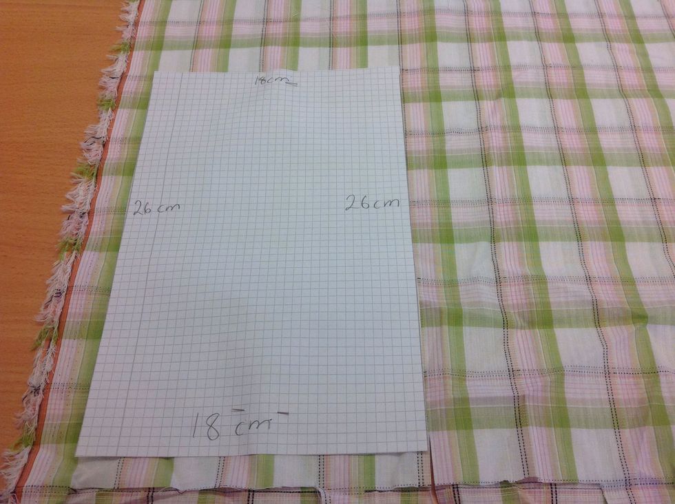 L\u00e4gg ut mallen p\u00e5 fodertyget och klipp ut.