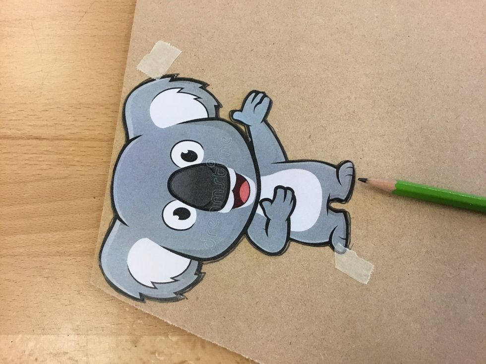 L\u00e4gg ut mallen p\u00e5 MDF skivan och tejpa fast den. T\u00e4nk p\u00e5 att du l\u00e4gger den i ett h\u00f6rn och inte sl\u00f6sar p\u00e5 material.