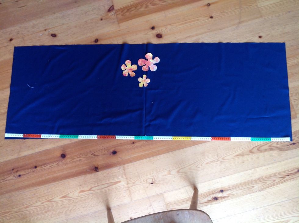 L\u00e4gg ut tygbitarna med den klistriga sidan ner mot \u00f6rngottet. Visa Maria.