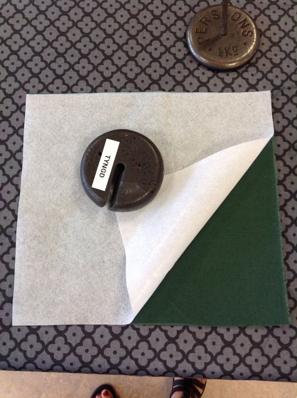 L\u00e4gg vliselinebiten med den blanka sidan ner mot tyget. OBS! Vliselinebiten f\u00e5r inte vara st\u00f6rre \u00e4n tyget!!!!