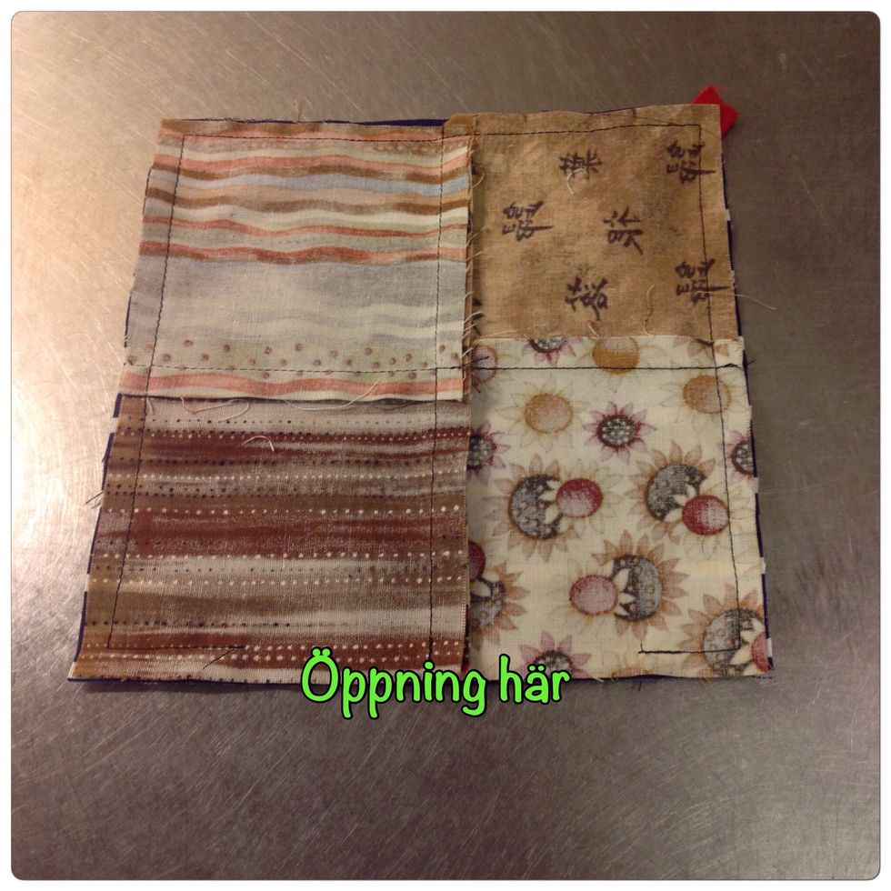 L\u00e4mna en \u00f6ppning i en sida och sy resten med raks\u00f6m runtom.