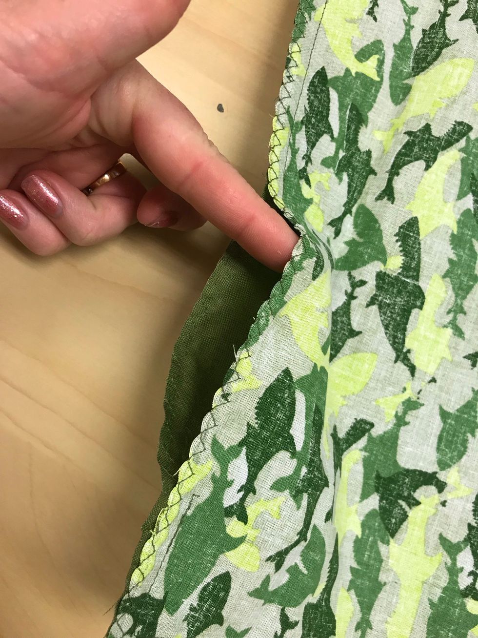 L\u00e4mna en \u00f6ppning stor nog att vr\u00e4nga kuddfodralet igenom, ca 5 cm.