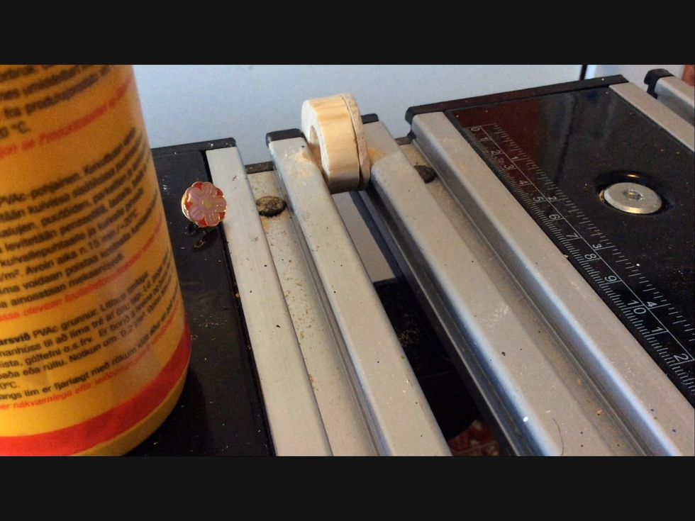 L\u00e5t det torka och fila sedan till bottenplattan s\u00e5 att den \u00e4r lika stor som rundstavs biten.