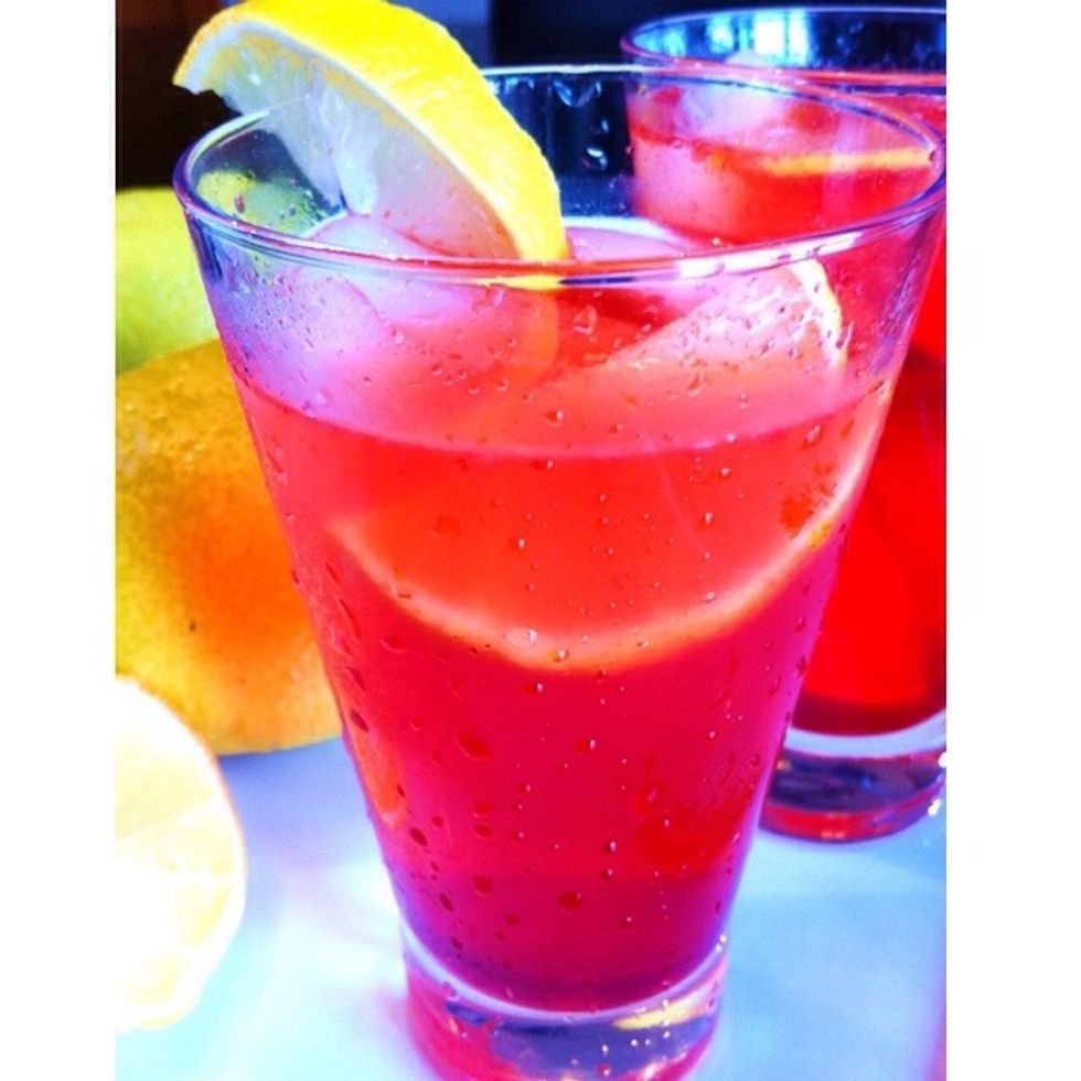 La bebida es Strawberry Lemonade. Tiene fresas y lim\u00f3n. Es muy deliciosa.