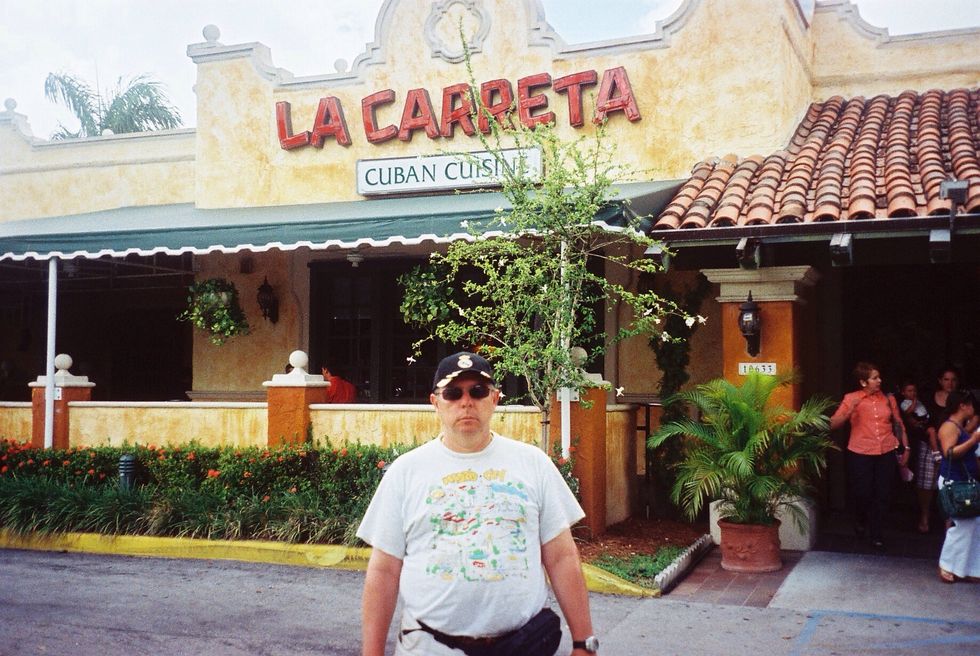 La Carreta es un restaurante cubano. Sirve una variedad de alimentos, como carne, pollo, arroz y mucho m\u00e1s. Usted puede pedir cualquier comida cubana y ser\u00e1 delante de usted dentro de 10 minutos.