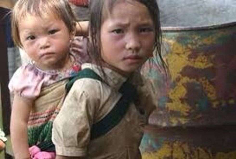 La falta de los bienes m\u00e1s elementales son: el alimento, la vivienda, la educaci\u00f3n, la asistencia sanitaria (salud) y/o el agua potable.