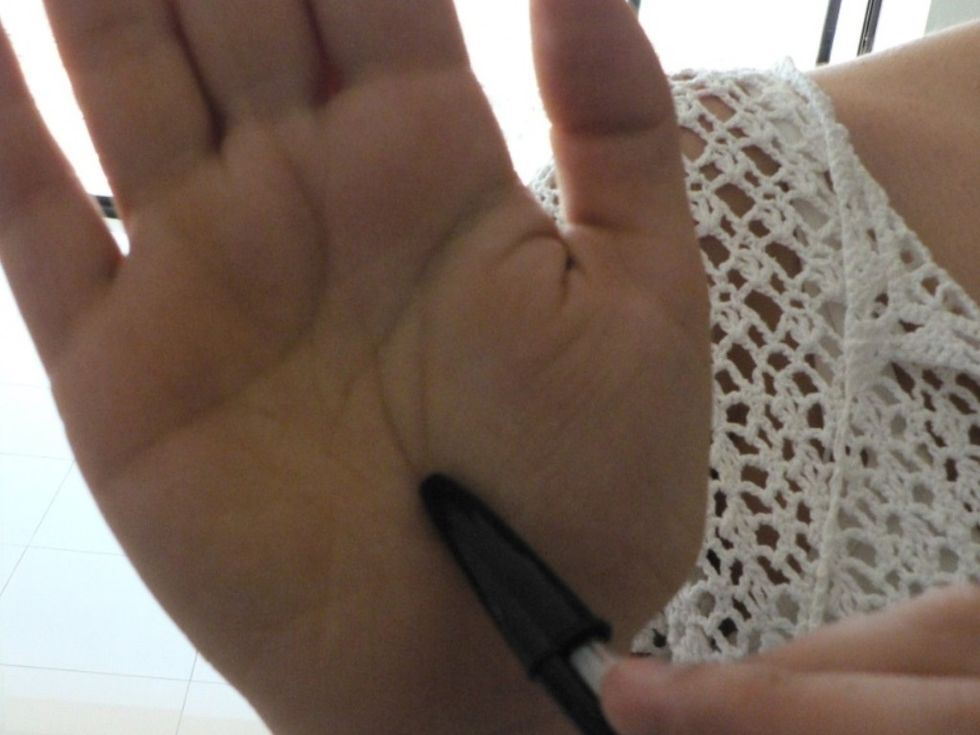 La gafestesia permite la identificaci\u00f3n de n\u00fameros. Con una pluma cerrada dibuje un n\u00famero en la palma de la mano del paciente y preg\u00fantele el n\u00famero que dibuj\u00f3.