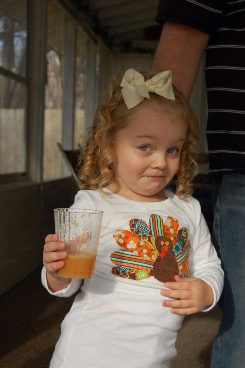 La hija de mi primo se llama Kaylen. Ella tiene tres a\u00f1os. A Kaylen le gusta cantar y bailar. A ella no le gusta el pescado. Ella es baja, bonita, rubia, y c\u00f3mica.