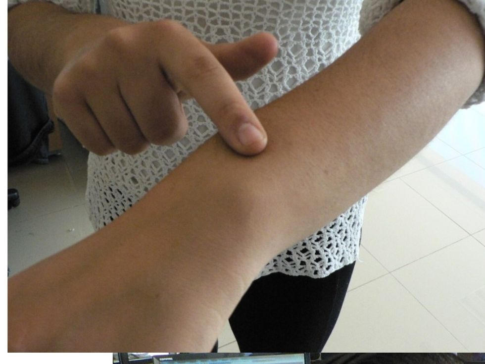 La localizaci\u00f3n del est\u00edmulo requiere que el paciente tenga sus ojos cerrados. Presione un punto del cuerpo. P\u00eddale al paciente que indique d\u00f3nde se presion\u00f3.