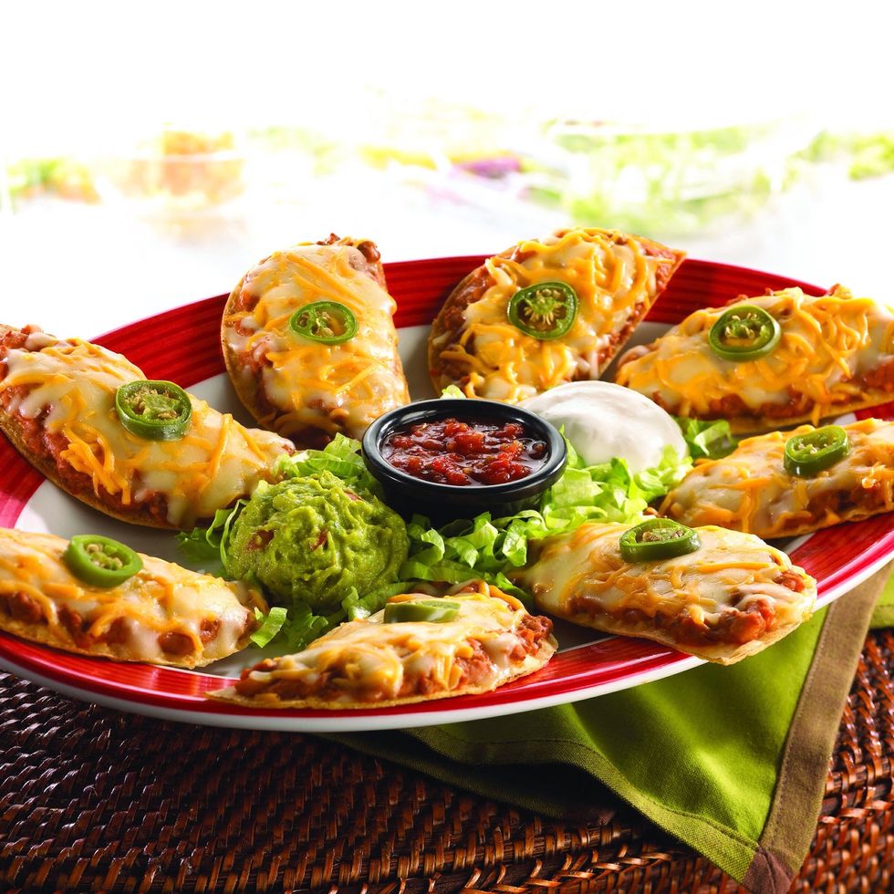 La otra comida es Tostado Nachos. Tiene mucho queso. Tambien, tiene carne, frijoles, y pimienta. La comida es requ\u00edsimo.