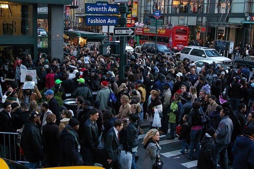 La poblaci\u00f3n consta de 308.746.000 habitantes.