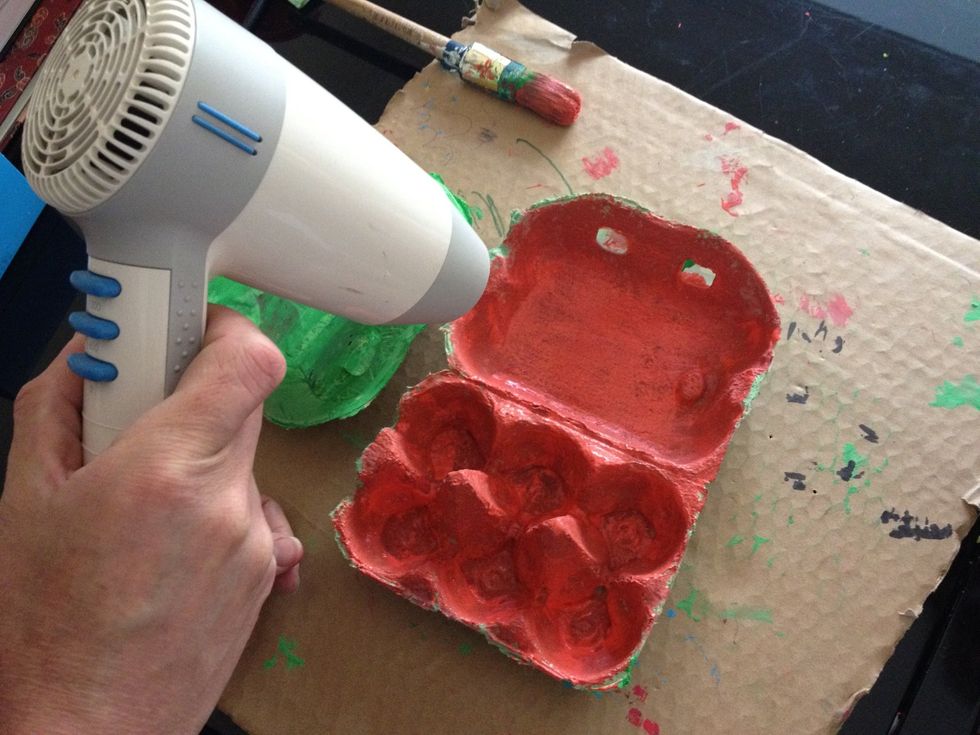 Laat de verf drogen of help een handje met een f\u00f6hn :)