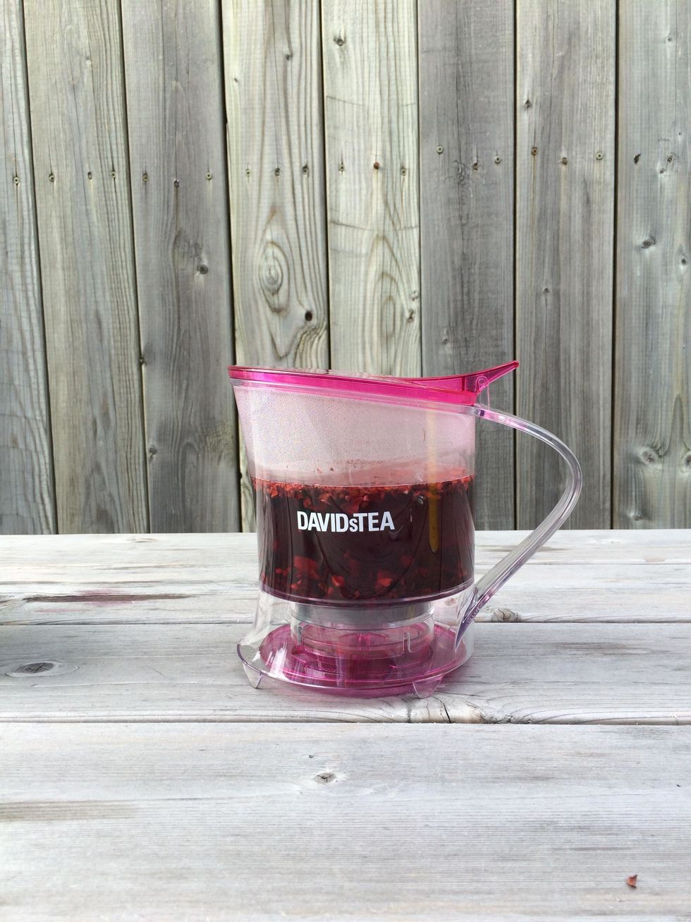Laisser infuser le th\u00e9 de 10 \u00e0 15 minutes. Plus le th\u00e9 infuse longtemps, plus la saveur de vos sucettes glac\u00e9es sera intense.