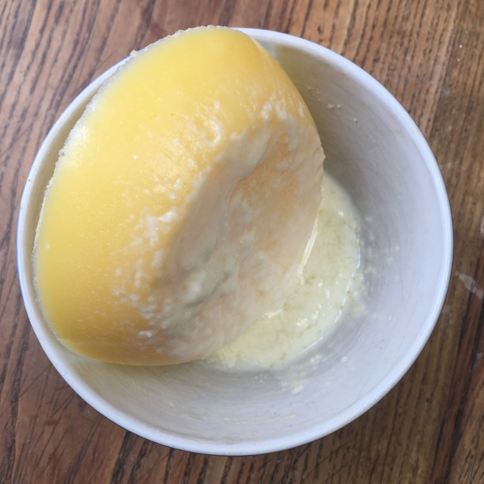 Laisser refroidir le beurre puis le mette au r\u00e9frig\u00e9rateur quelques heures : il se solidifie, mais le petit lait reste dans le fond du bol.