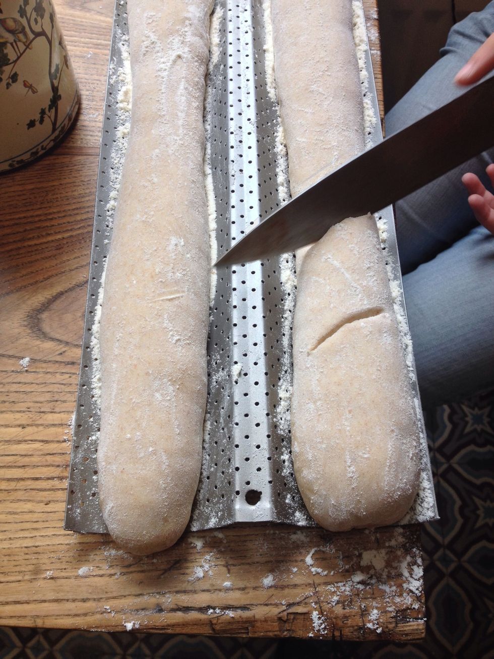 Laissez reposer au chaud une trentaine de minutes, sous un torchon, saupoudrez les baguettes de farine et  la repartir \u00e0 la main. Incisez le dessus des baguettes 4 ou 5 fois avec un angle de 30\u00b0.