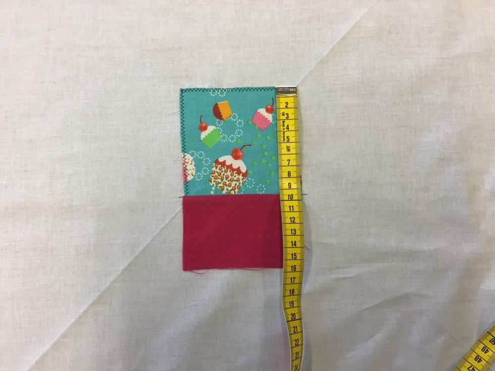 Lapp nr 3 ska vara 7 cm bred.  M\u00e4t sidan d\u00e4r den ska sitta f\u00f6r att f\u00e5 fram hur l\u00e5ng den ska vara. Rita en pappersmall (se steg 2).