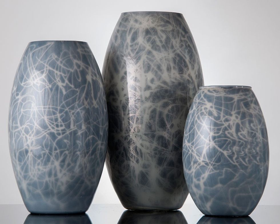 Large flower vases online are also available here and you can select the one that you think would perfectly fit with the overall surroundings.