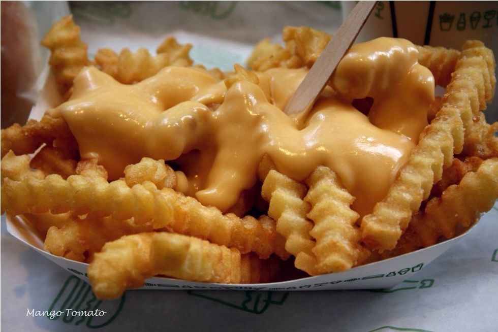 Las papas fritas son riqu\u00edsima. Son muy caliente y tienen queso.