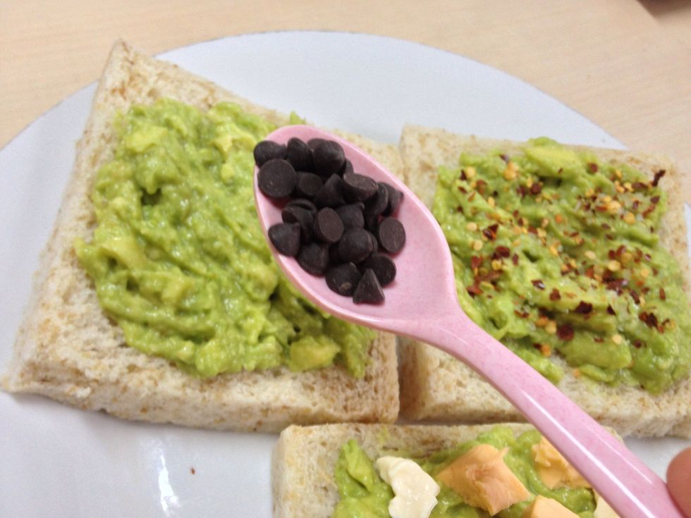 Last but nit least: choco chips. Sprinkle some choco chips on top of the last slice. Toast the bread on a pan ... or just like mine ...