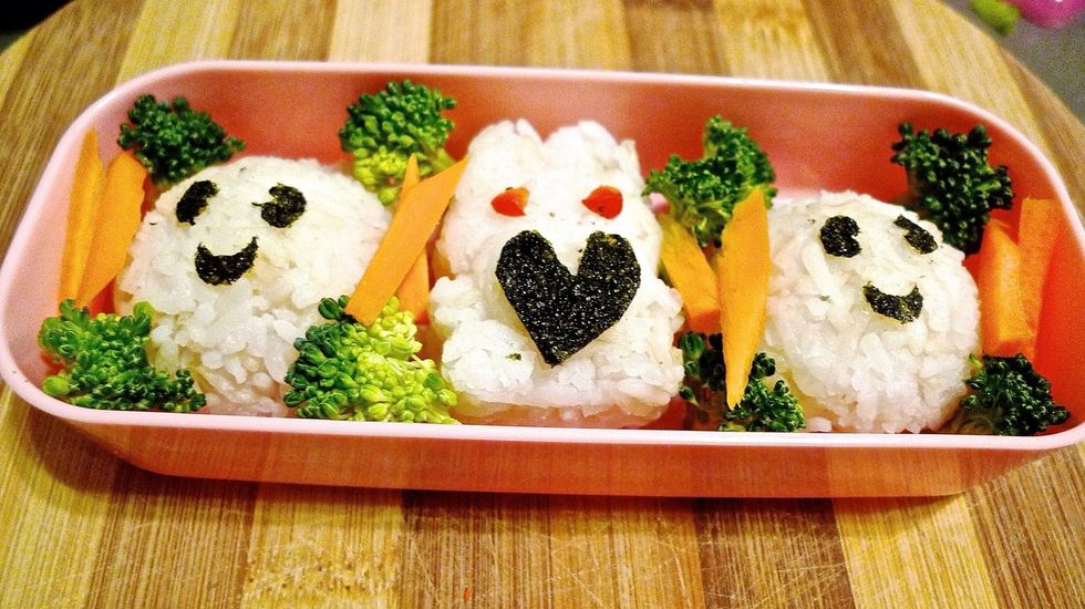 Lastly blanch cut broccoli and carrots in hot water. Arrange them with the rice, hence providing a healthy lunch pack. More importantly, it will appeal to kids who dislike vegetables or picky eaters!