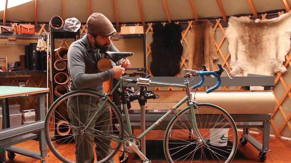 Lastly, we include an extra stabilizer, a leather cord to help secure it. Tie the leather cord around the seat tube in a knot to provide an extra anchor and increase the rigidity.