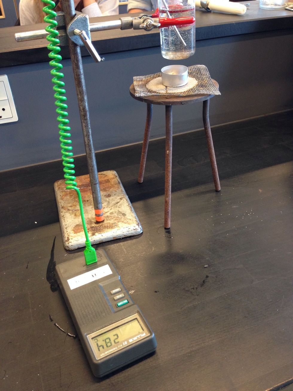 Lav opstillingen og m\u00e5l start temperaturen p\u00e5 vandet