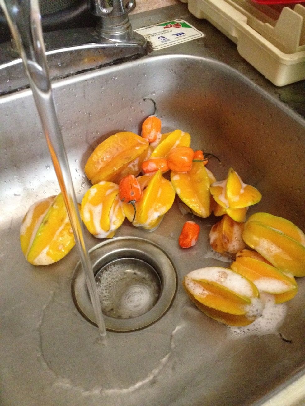 Lava los ingredientes con agua y jab\u00f3n. No talles muy fuerte porque te puedes enchilar las manos o destrozar los carambolos