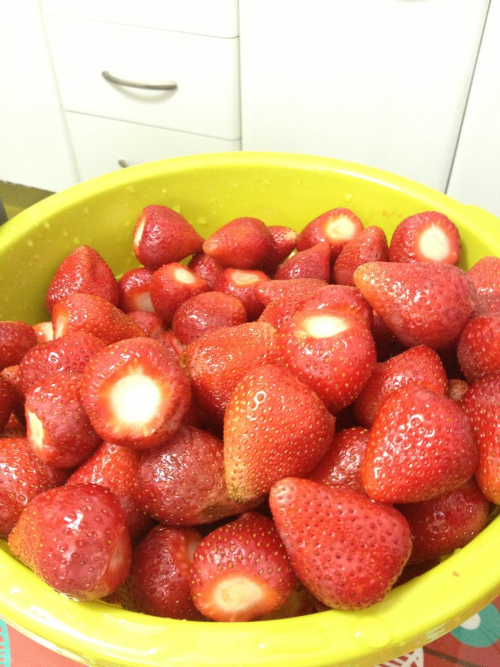 Lavar bien las frutillas y luego sacar el tallo