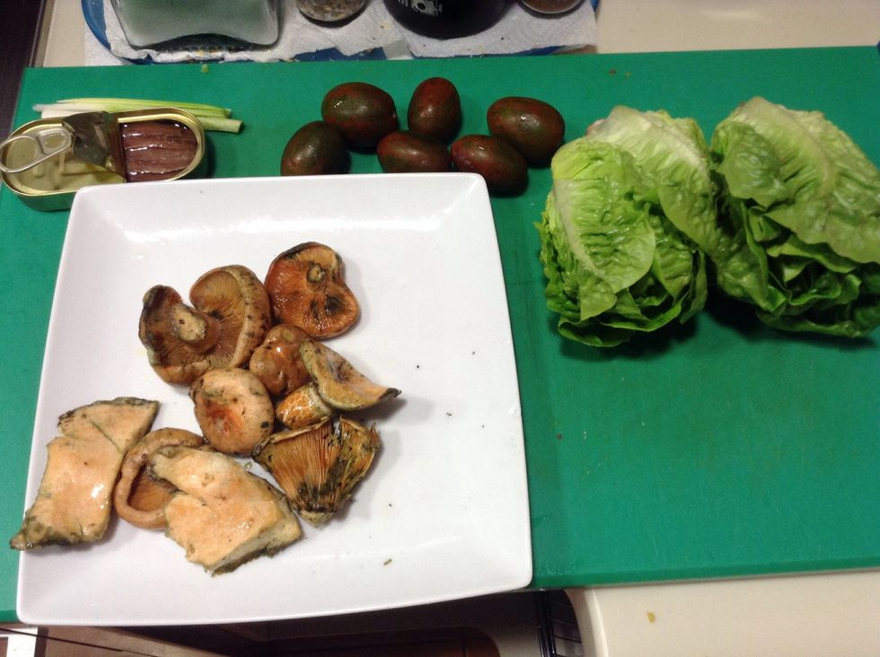 Lavar niscalos, lechuga, ajo tierno, tomates