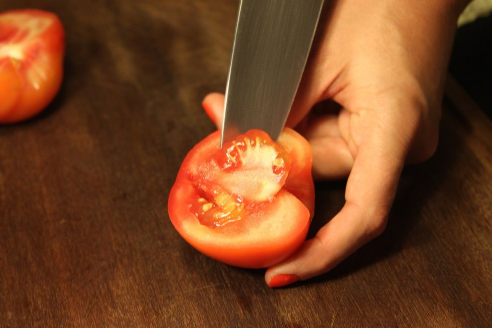 Lavar os tomates. Cortar ao meio e retirar as sementes.