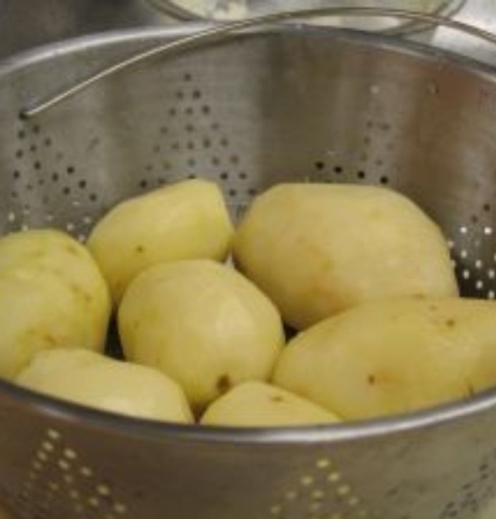 Laver et bouillir les pommes de terre 40 minutes. \u00c9craser les avec le presse-pur\u00e9e.