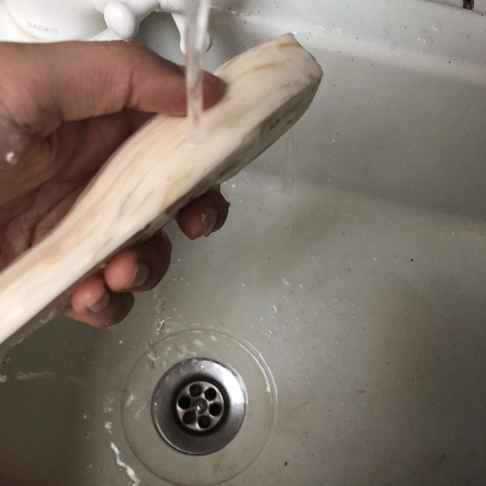 Laver le manioc sous un filet d'eau froide.