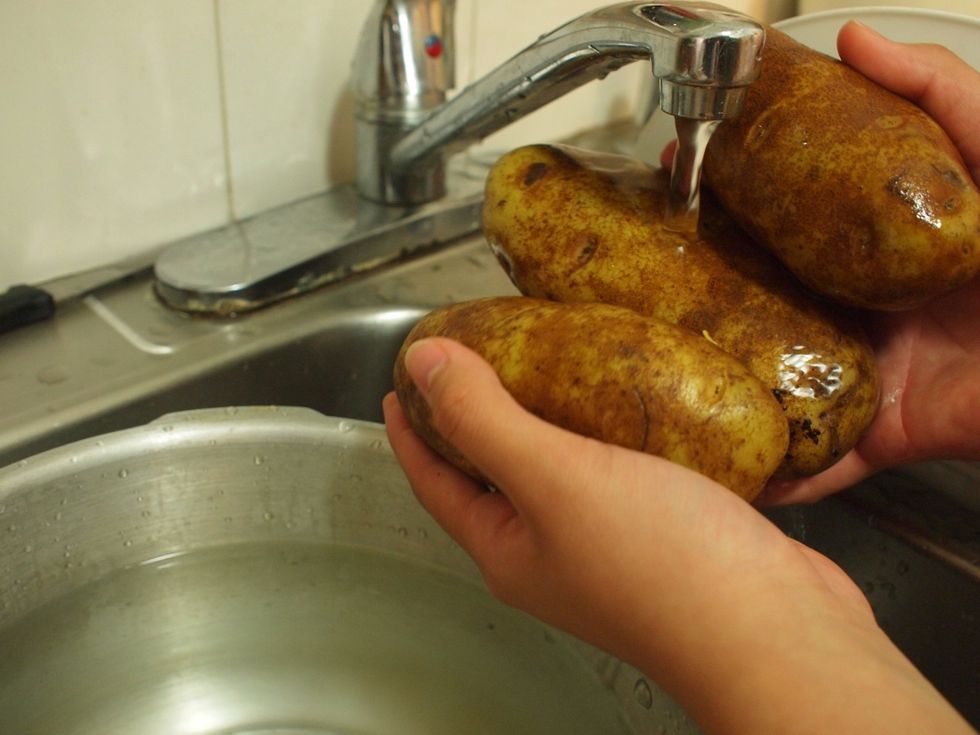 Laver les pommes des terres