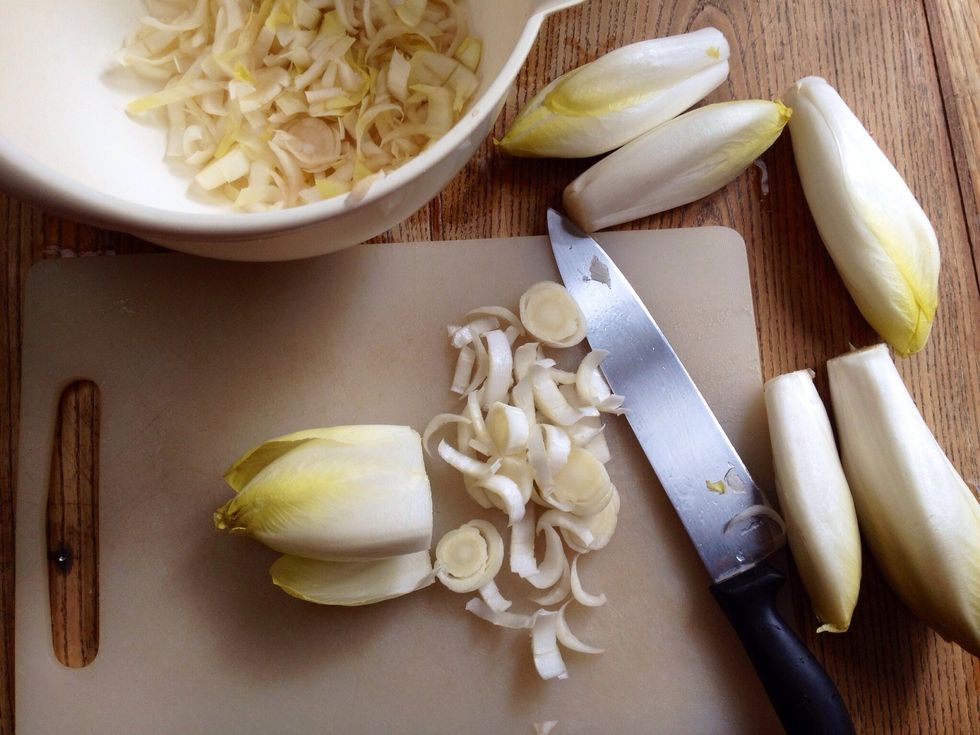 Lavez et \u00e9mincez les endives.