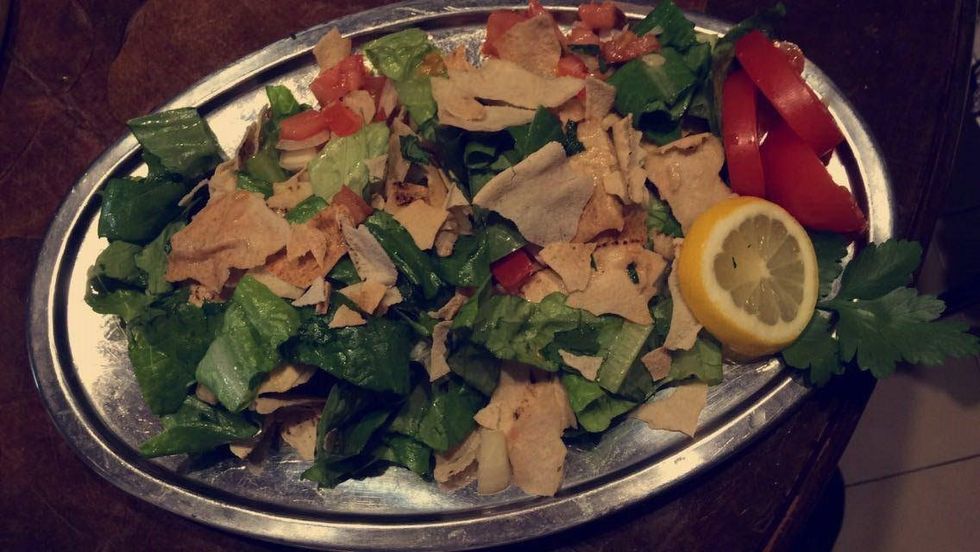 Lavez les l\u00e9gumes et coupez les finement et ajoutez le tout a la salade