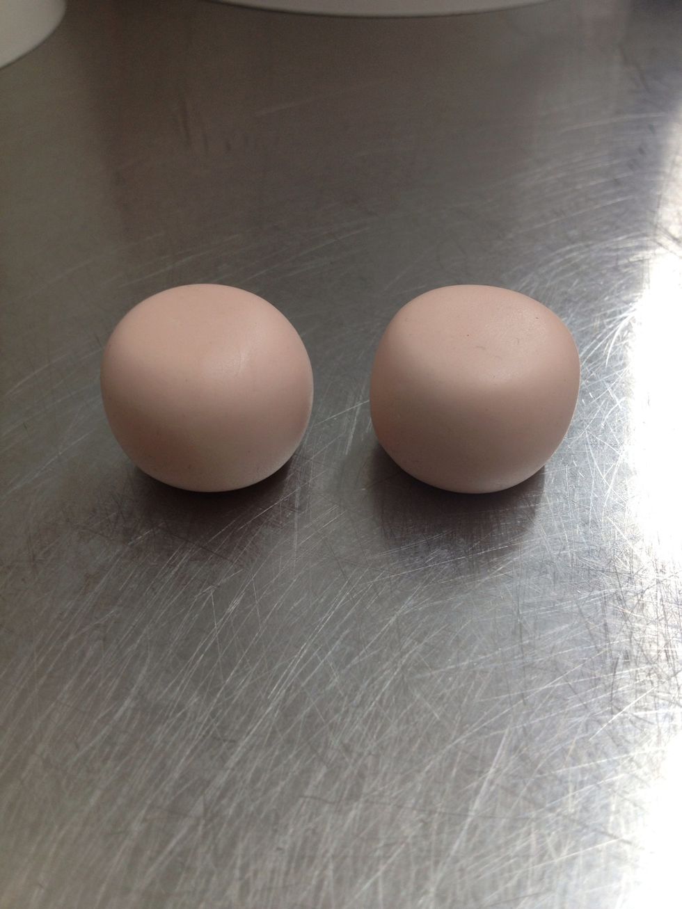 Lavorare la pasta in modo da formare due sfere che andremo poi a schiacciare per formare due estremit\u00e0 piatte, poi lasciamo ad asciugare.