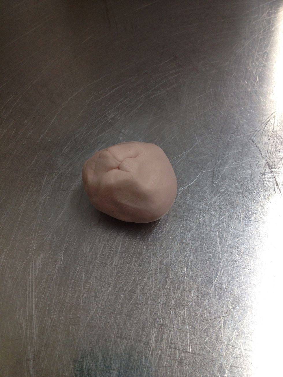 Lavorare la pasta rosa carne in modo da formare una pallina uniforme