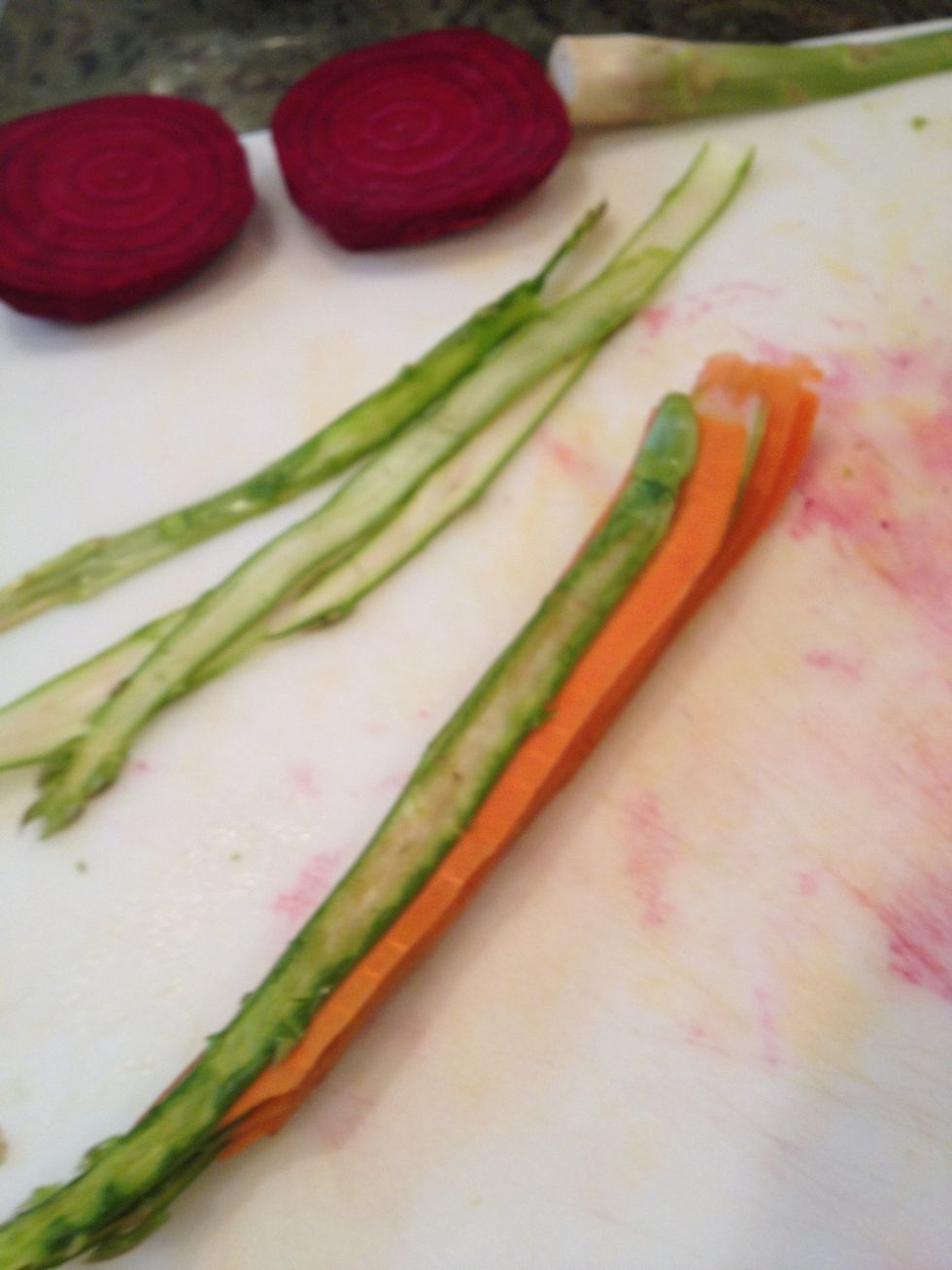 Lay carrots and asparagus on top of each other alternating