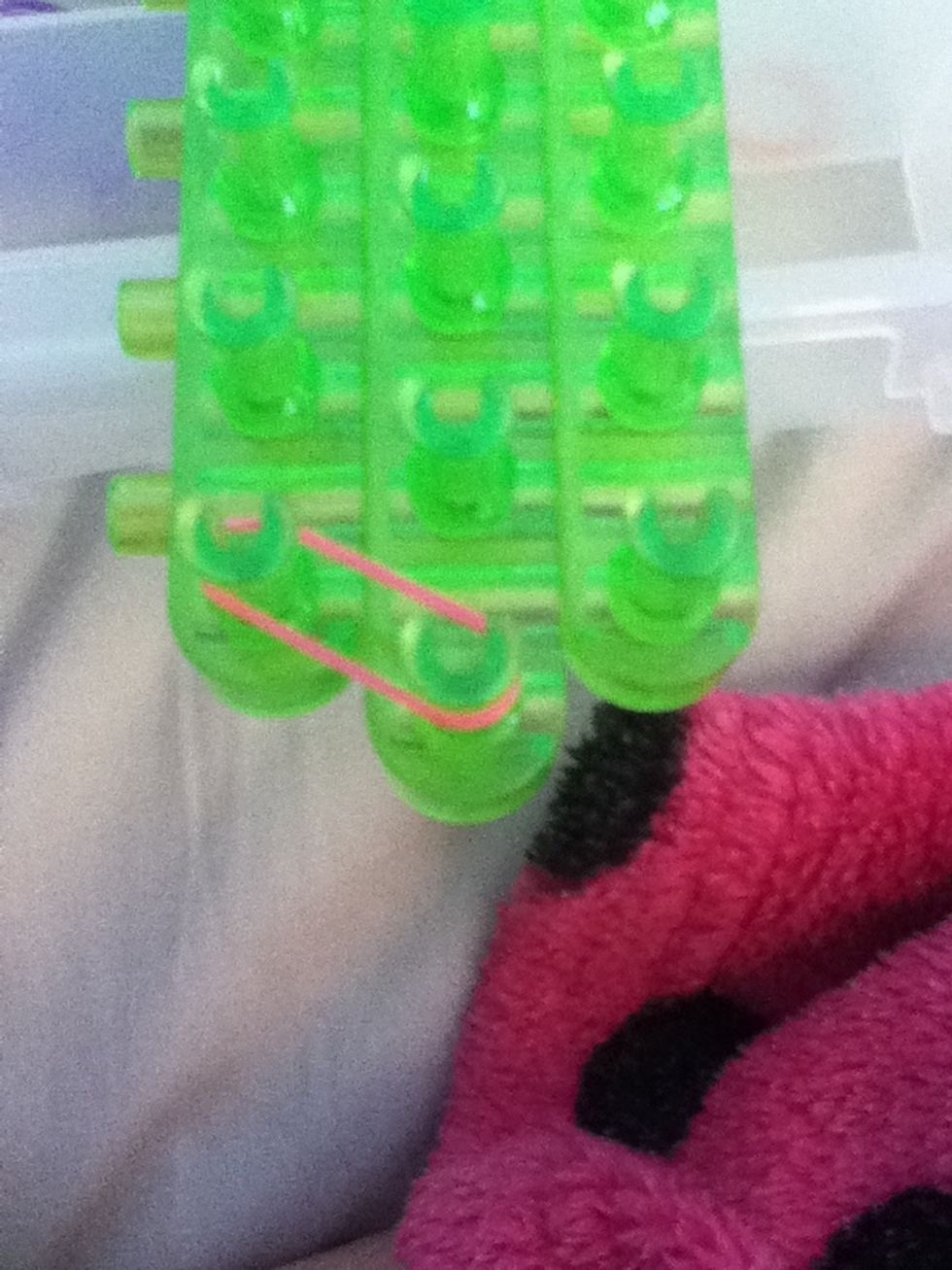 lay down the 1st rubber band on the 1st peg to the 1st one to the left. if this confuses u, look at the pics