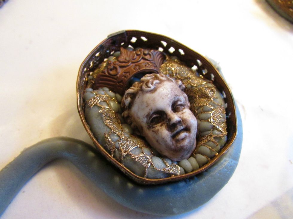 Lay ontop of the Apoxy your lace, R&A head, and crown.