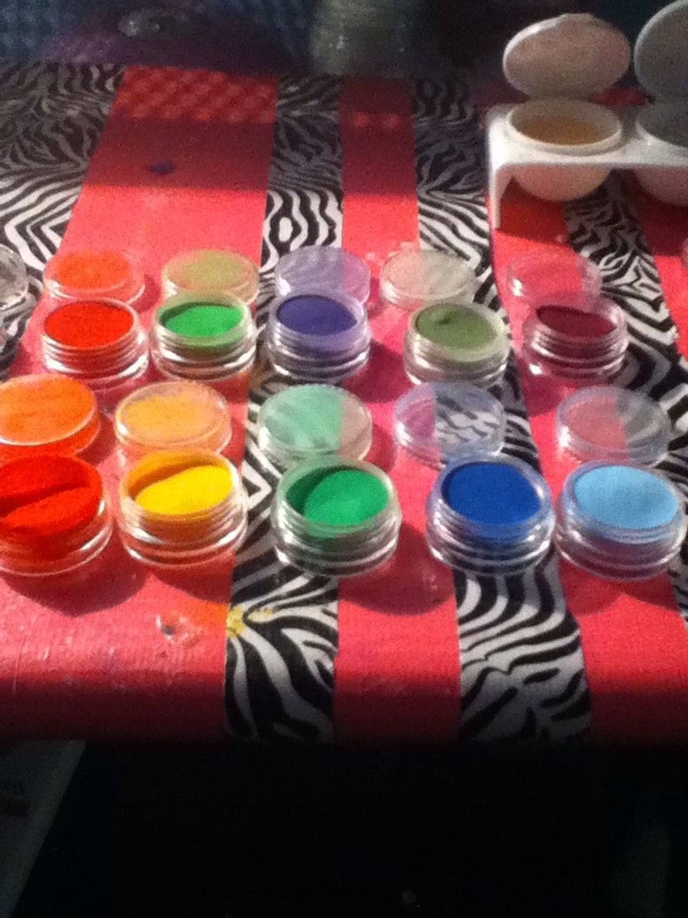 Lay out powders like shown above