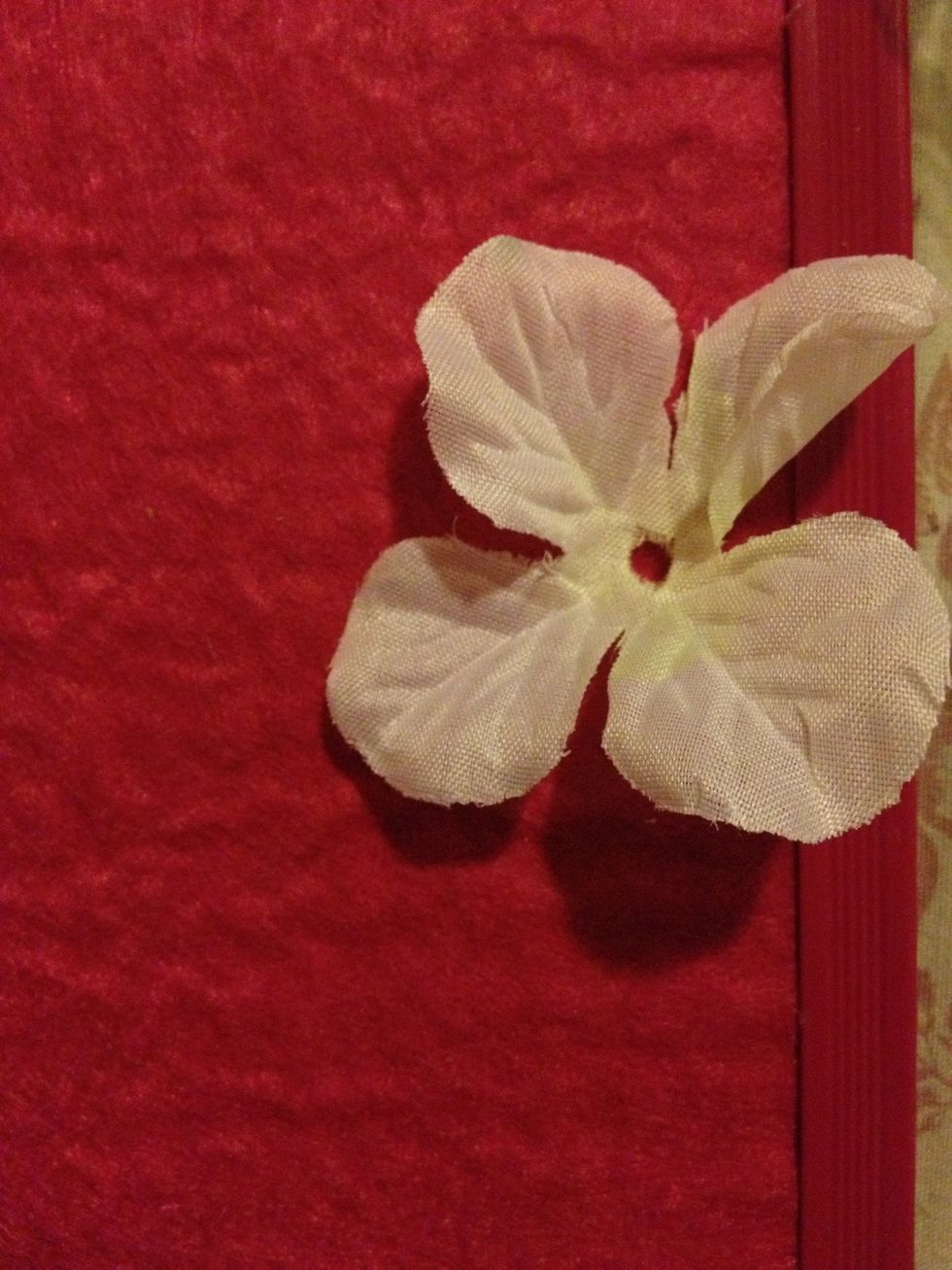 Lay the first flower where you want it to be placed on your notice board ( I like to only do the corners and the sides so the middle part is empty for my notes and pictures )