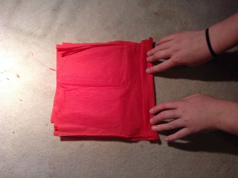 Lay the sheets on top of each other and then, beginning from the short side (in our case 20cm), fold the tissue paper in the concertina style (as if folding to create a paper fan).