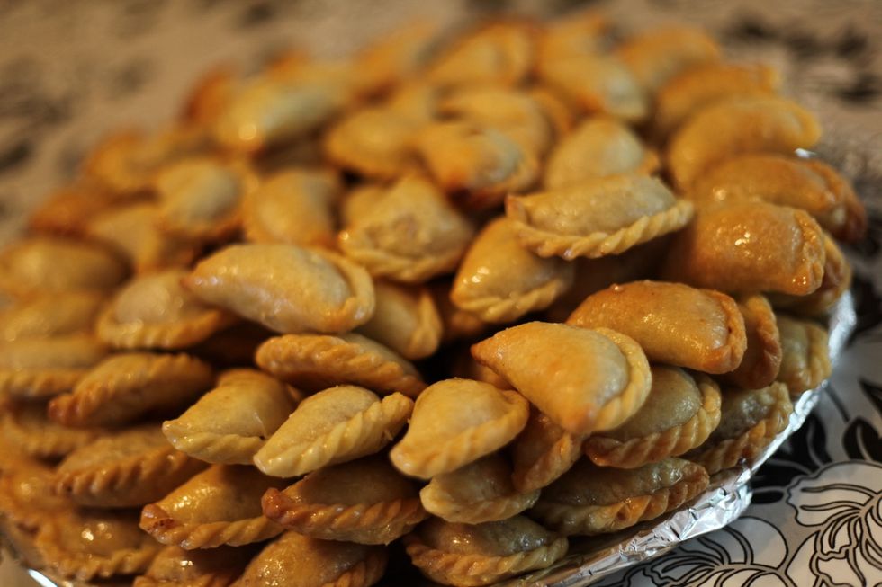 Lay them out on a tray and stack them up about 4 layers. They're not going to crack or break. ;)